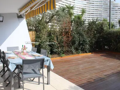 Balcon ou terrasse dans l'établissement Appartement 3P en RDJ avec Jardin et Terrasse, à 5 min Plage et Restaurants, Parking Privé, Climatisé - FR-1-252A-59