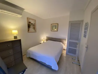 Un ou plusieurs lits dans un hébergement de l'établissement Appartement 3P en RDJ avec Jardin et Terrasse, à 5 min Plage et Restaurants, Parking Privé, Climatisé - FR-1-252A-59