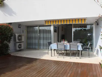 Balcon ou terrasse dans l'établissement Appartement 3P en RDJ avec Jardin et Terrasse, à 5 min Plage et Restaurants, Parking Privé, Climatisé - FR-1-252A-59