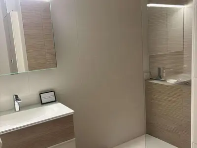 Salle de bains dans l'établissement Appartement 3P en RDJ avec Jardin et Terrasse, à 5 min Plage et Restaurants, Parking Privé, Climatisé - FR-1-252A-59