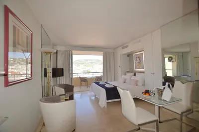 Coin salon dans l'établissement Studio Cannes Grand Hôtel Ibis avec Terrasse