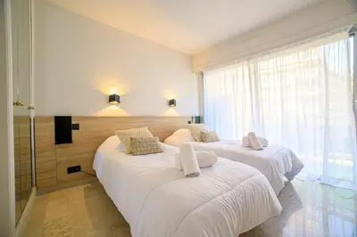 Un ou plusieurs lits dans un hébergement de l'établissement Le Bain De Soleil - Le Bain De Soleil 5 star Two bedroom apartment