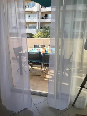 Balcon ou terrasse dans l'établissement Bord de mer Juan les Pins