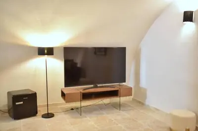 Télévision ou salle de divertissement dans l'établissement PICASSO by the sea Luxurious design house sea view old Antibes for 6