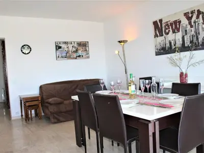 Coin salon dans l'établissement Appartement 3P avec terrasse et parking, Villeneuve-Loubet Plage - FR-1-252A-63