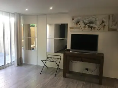 Télévision ou salle de divertissement dans l'établissement Loft ravissant avec piscine