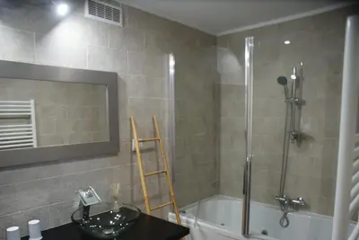 Salle de bains dans l'établissement Loft ravissant avec piscine