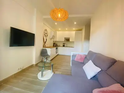 Télévision ou salle de divertissement dans l'établissement 50m plage - 2 pièces jardin garage