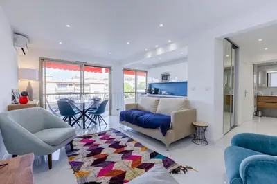 Coin salon dans l'établissement 1-Br Apartment 5 min on foot from the Croisette