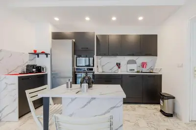 Cuisine ou kitchenette dans l'établissement Renovated 3-Room Apartment in a Leafy Park
