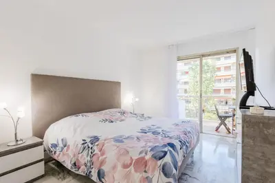 Un ou plusieurs lits dans un hébergement de l'établissement Renovated 3-Room Apartment in a Leafy Park
