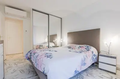 Un ou plusieurs lits dans un hébergement de l'établissement Renovated 3-Room Apartment in a Leafy Park
