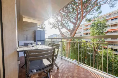 Balcon ou terrasse dans l'établissement Renovated 3-Room Apartment in a Leafy Park