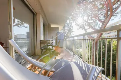 Balcon ou terrasse dans l'établissement Renovated 3-Room Apartment in a Leafy Park