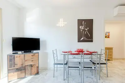 Télévision ou salle de divertissement dans l'établissement Renovated 3-Room Apartment in a Leafy Park