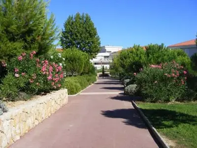 Jardin de l'établissement Feels like home JUAN FLORE - Air-conditioned furnished apartment with terrace & parking