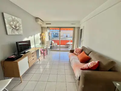 Télévision ou salle de divertissement dans l'établissement Kent studio by Welcome to Cannes