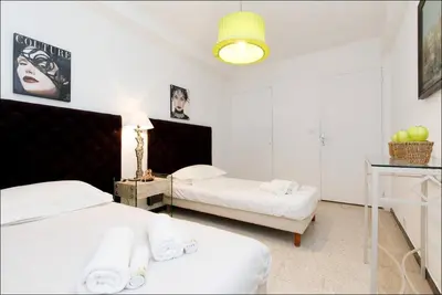 Un ou plusieurs lits dans un hébergement de l'établissement LUXURY APARTMENT between ANTIBS and CROISETTE