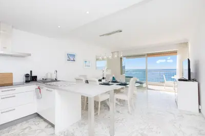 Cuisine ou kitchenette dans l'établissement On La Croisette deluxe 2 bedrooms 2 baths