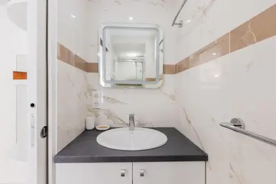 Salle de bains dans l'établissement Luxurious 2-room Apartment in Palm Beach