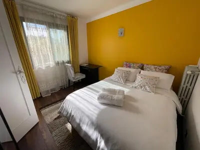 Un ou plusieurs lits dans un hébergement de l'établissement Charming AC 2-bedroom apartment Antibes city center family, couples friendly