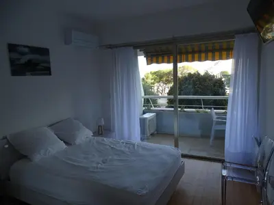 Un ou plusieurs lits dans un hébergement de l'établissement Appartement bord de mer Marina Baie des Anges