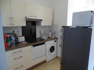 Cuisine ou kitchenette dans l'établissement Appartement bord de mer Marina Baie des Anges