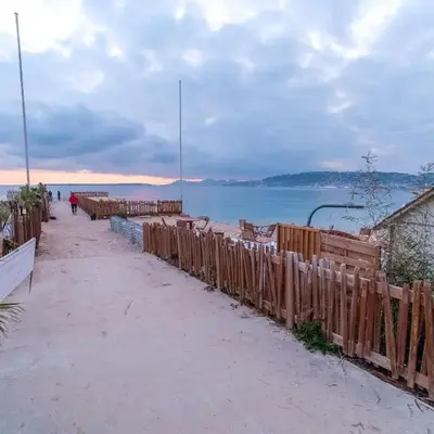 VILLA J