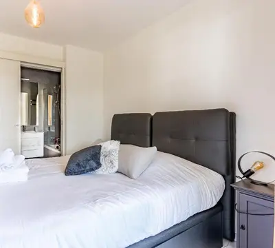 Un ou plusieurs lits dans un hébergement de l'établissement Appartement climatisé les pieds dans l'eau pour 6 personnes avec 1 suite parentale, 1 chambre double et 1 mini chambre Piscine sur le toit clim garage
