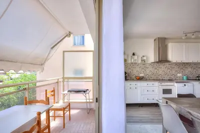 Cuisine ou kitchenette dans l'établissement Le Sun-Beach - Spacieux 3 pièces avec parking à 400 m des plages de Juan-les-Pins