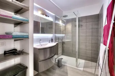 Salle de bains dans l'établissement Le Sun-Beach - Spacieux 3 pièces avec parking à 400 m des plages de Juan-les-Pins
