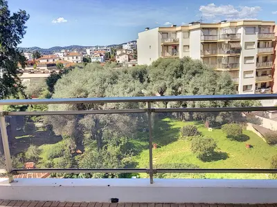 Balcon ou terrasse dans l'établissement Le Sun-Beach - Spacieux 3 pièces avec parking à 400 m des plages de Juan-les-Pins