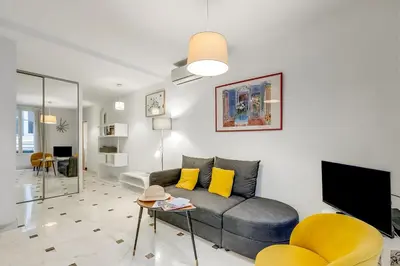 Coin salon dans l'établissement Appartement Picasso - Old Town Antibes - Happy Rentals