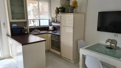 Cuisine ou kitchenette dans l'établissement 1 mn CROISETTE près Martinez
