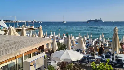 Vue générale sur la mer ou vue sur la mer prise depuis l'appartement