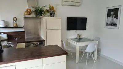 Cuisine ou kitchenette dans l'établissement 1 mn CROISETTE près Martinez