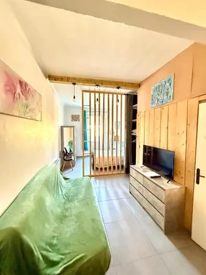 Coin salon dans l'établissement APPARTEMENT WOOD DESING PROCHE CANNES