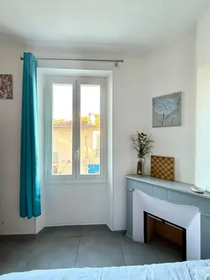 Un ou plusieurs lits dans un hébergement de l'établissement APPARTEMENT WOOD DESING PROCHE CANNES