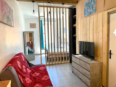 Télévision ou salle de divertissement dans l'établissement APPARTEMENT WOOD DESING PROCHE CANNES