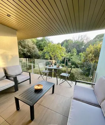 Balcon ou terrasse dans l'établissement Oxford 1-bedroom apartment in a new building with pool and parking