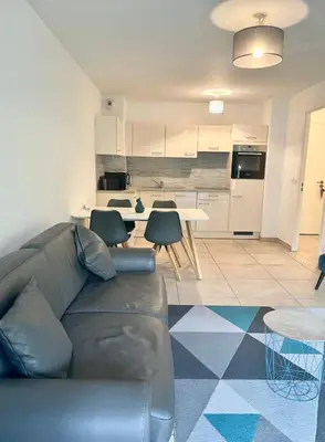 Cuisine ou kitchenette dans l'établissement Oxford 1-bedroom apartment in a new building with pool and parking