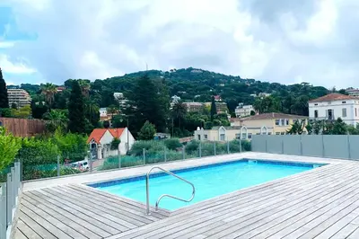 Piscine de l'établissement Oxford 1-bedroom apartment in a new building with pool and parking ou située à proximité