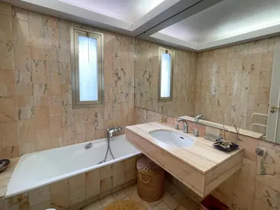 Salle de bains dans l'établissement 2 bedroom apartment with parking 3 mins from La Croisette beach