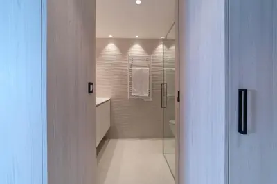 Salle de bains dans l'établissement 1-Br Apartment Sea View Terrace & Parking