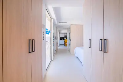Un ou plusieurs lits dans un hébergement de l'établissement 1-Br Apartment Sea View Terrace & Parking