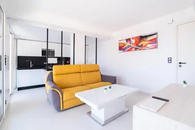 Cuisine ou kitchenette dans l'établissement 1-Br Apartment Sea View Terrace & Parking