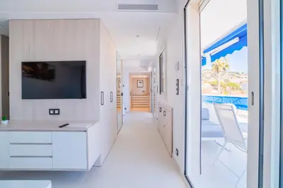 Télévision ou salle de divertissement dans l'établissement 1-Br Apartment Sea View Terrace & Parking