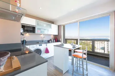 Cuisine ou kitchenette dans l'établissement Le Chambord Stylish 2-bedroom apartment with breathtaking view in Antibes!