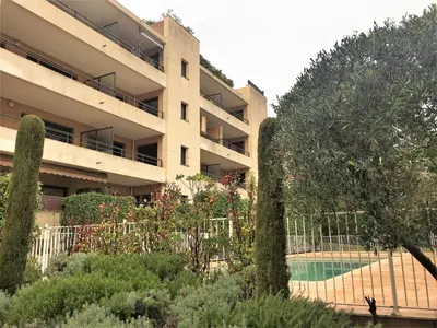 Piscine de l'établissement T2 proche de la gare, à 10 minutes à pieds de la Croisette, piscine & parking dans résidence de haut standing ou située à proximité