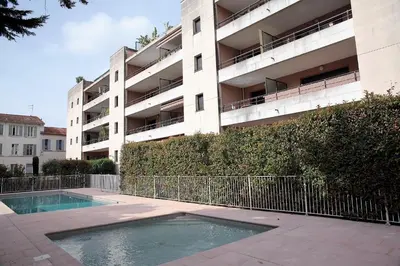 Piscine de l'établissement T2 proche de la gare, à 10 minutes à pieds de la Croisette, piscine & parking dans résidence de haut standing ou située à proximité